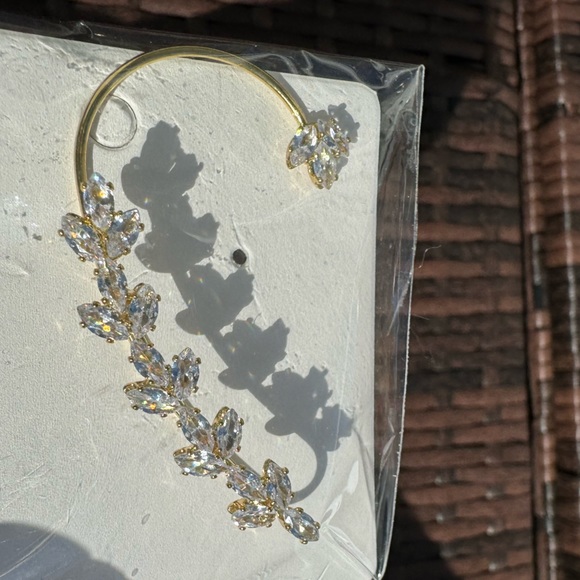 NWOT Ear cuff gold with rhinestone clear studs - Picture 1 of 4